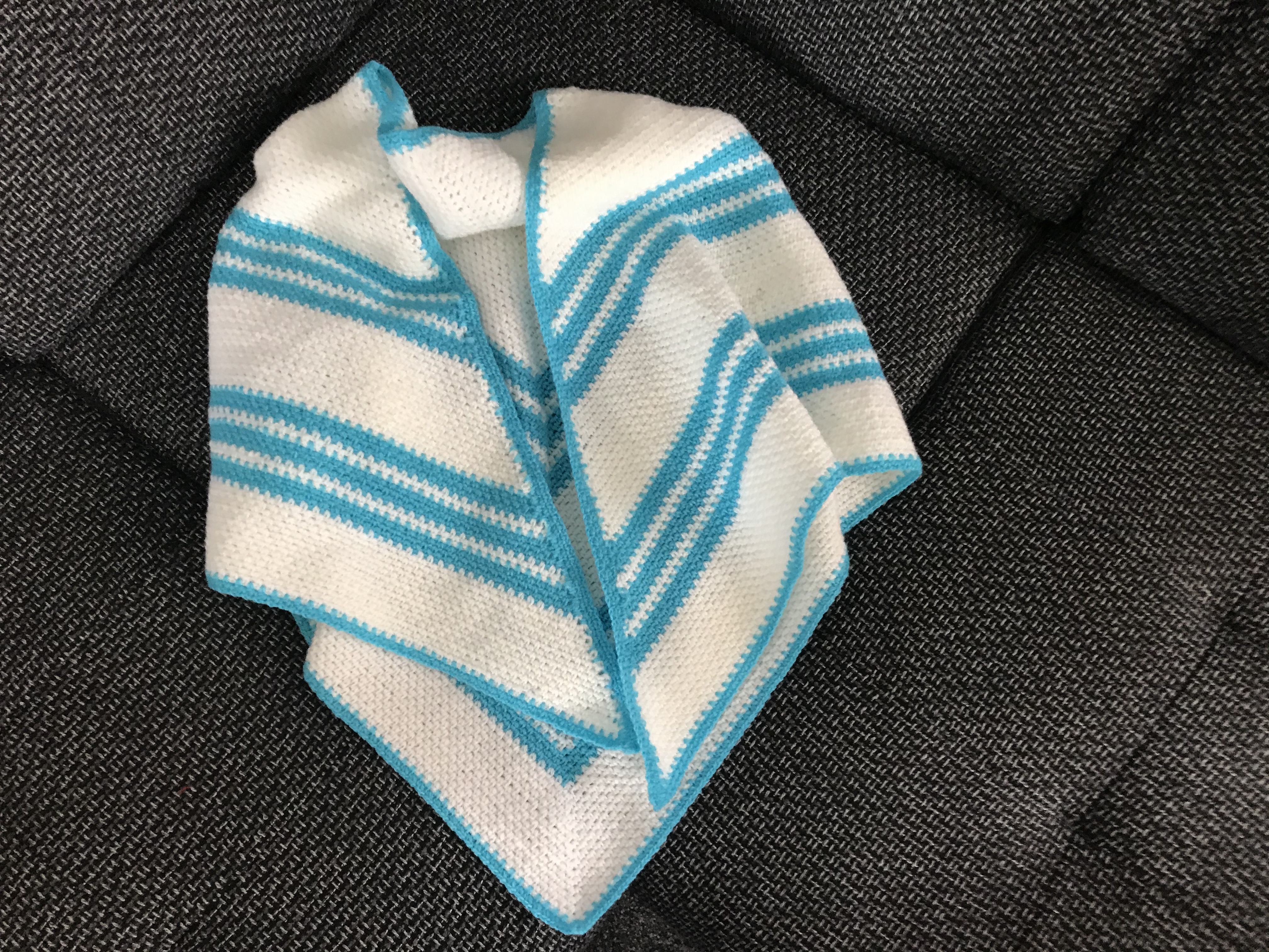 Háčkovaný šátek - bílomodrý