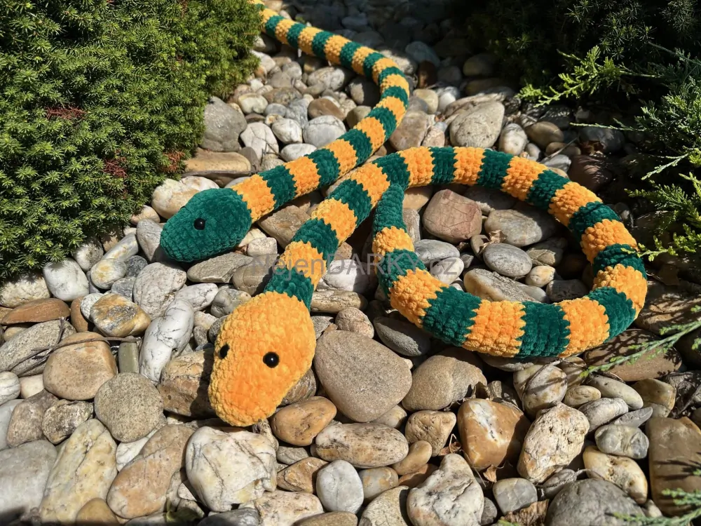 Háčkovaný had žlutá hlava