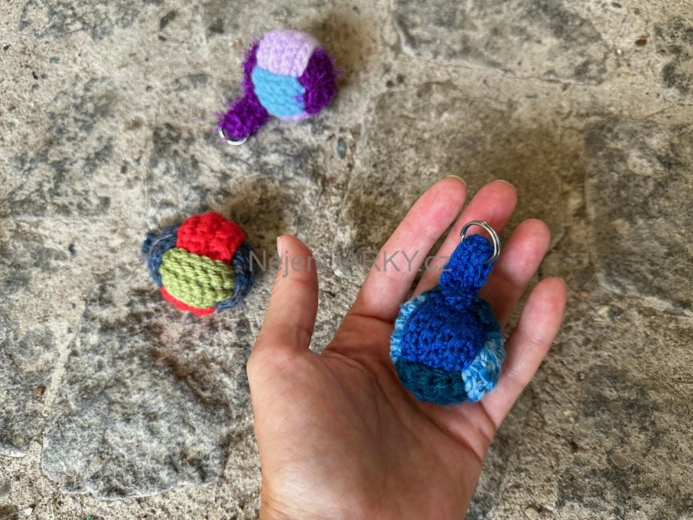 Přívěsek ke klíčům nebo na batoh - míč
