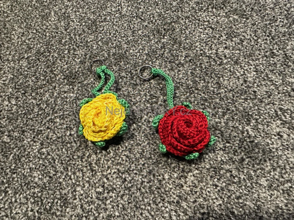 Přívěsek ke klíčům nebo na batoh - růže