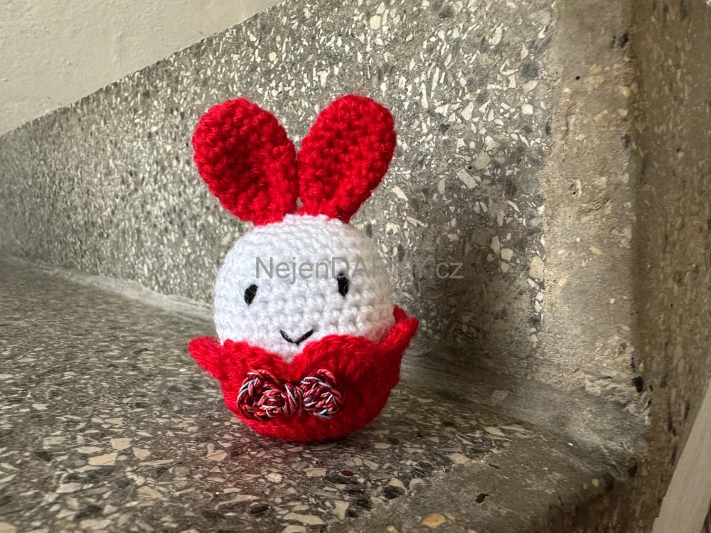 Háčkované vajíčko s ouškama - červené