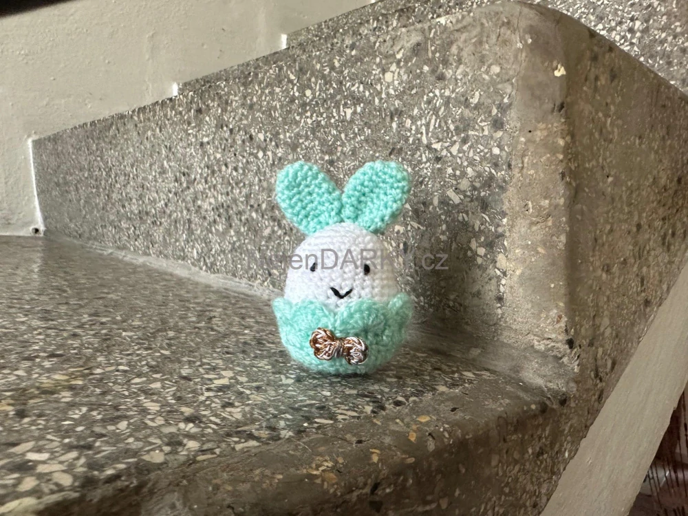 Háčkované vajíčko s ouškama - tyrkysové