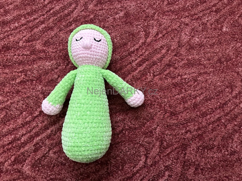 Plyšový panáček na hraní a lepší usínání