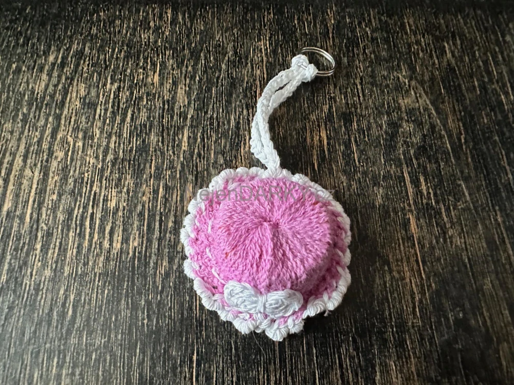 Přívěsek ke klíčům nebo na batoh - elegantní klobouček