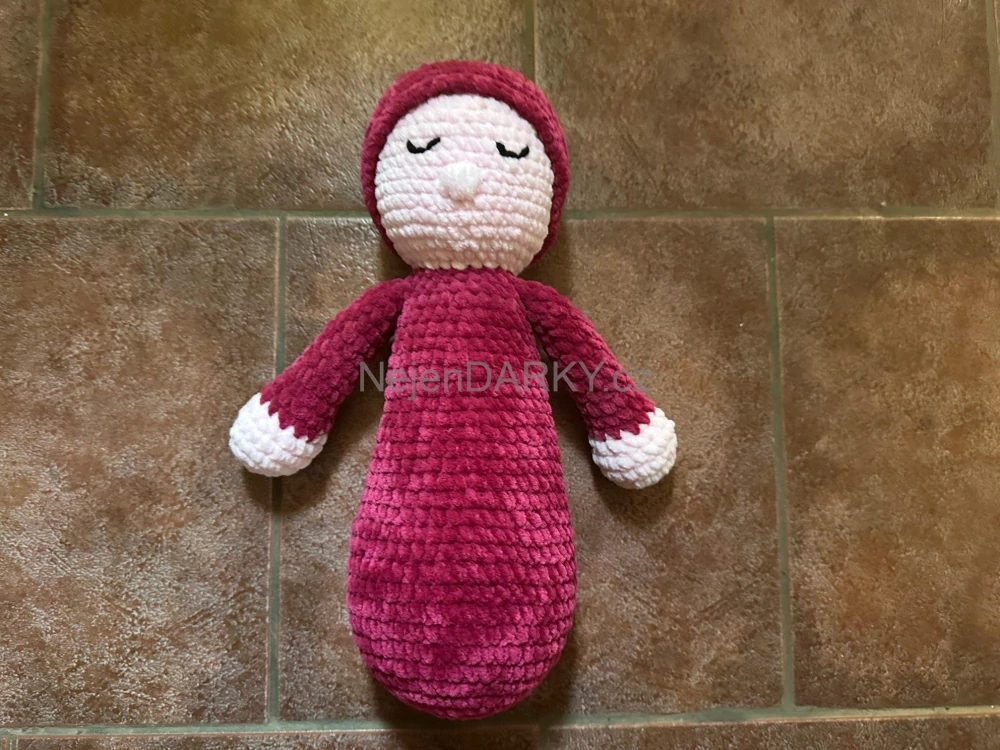 Plyšový panáček na hraní a lepší usínání