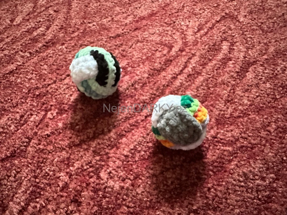 Háčkovaný míček na hraní nebo relax 