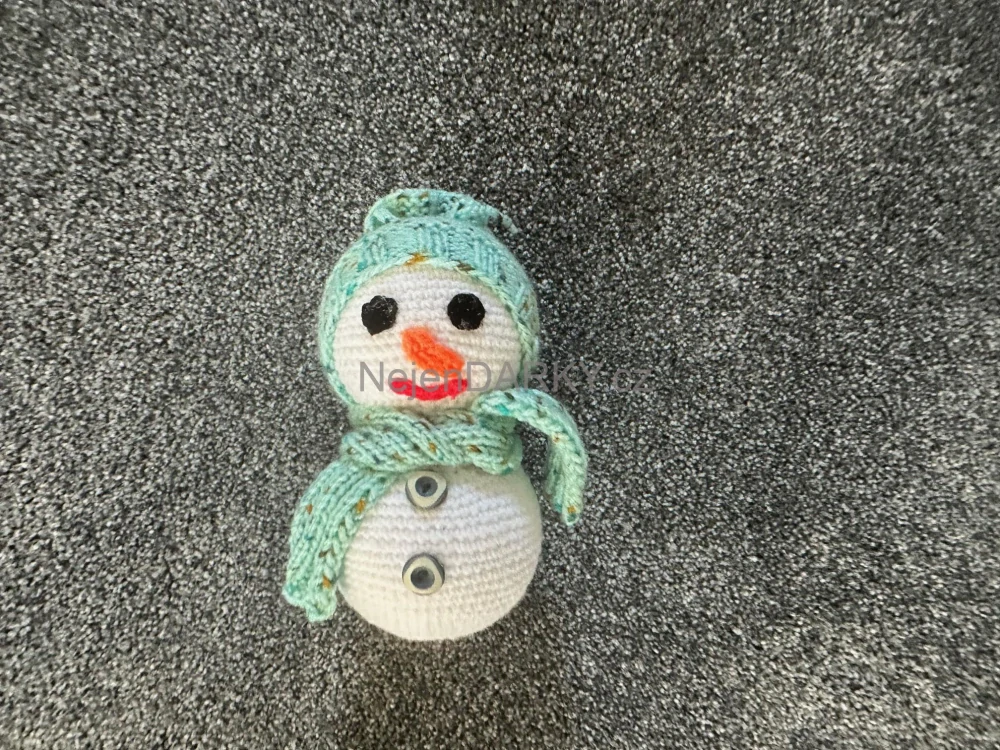 Ručně háčkovaný sněhulák 