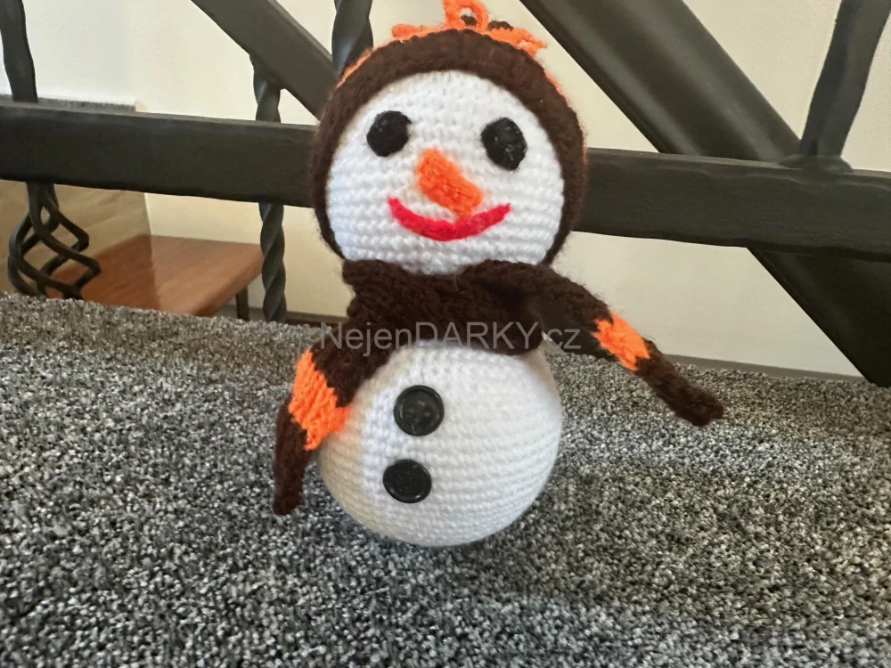 Ručně háčkovaný sněhulák 