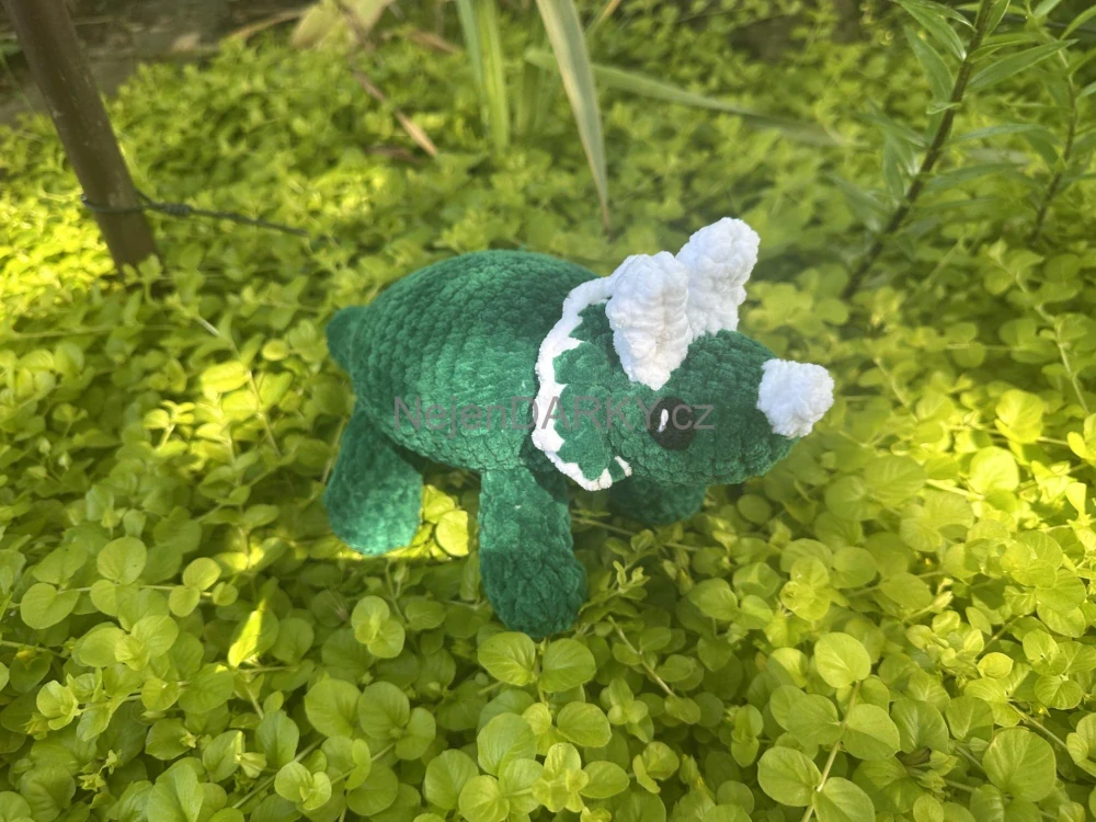 Dinosauři jako hračky! Zelený Triceratops