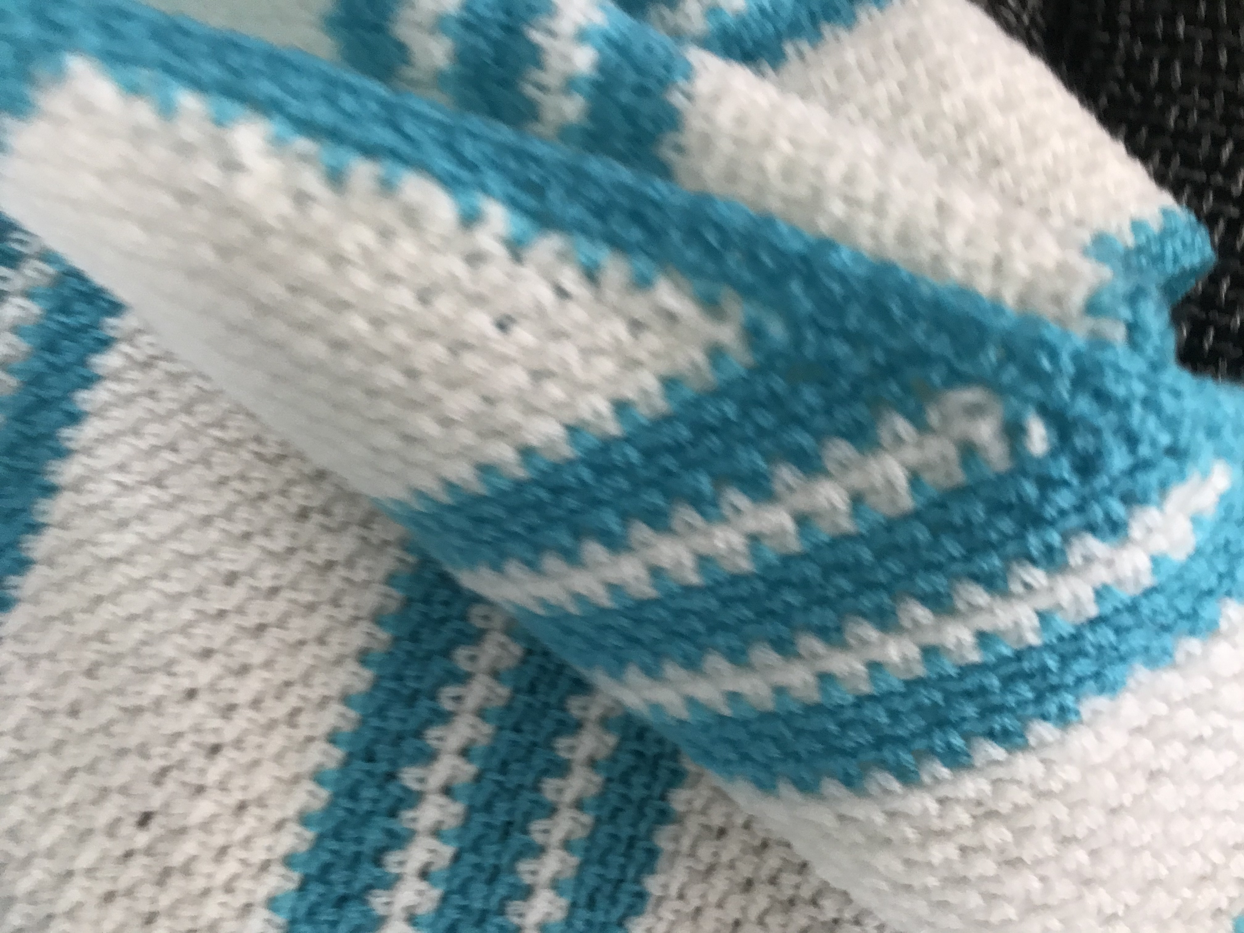 Háčkovaný šátek - bílomodrý