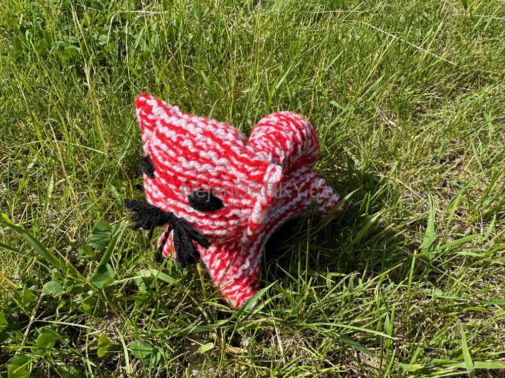 Pletená kočička - červená strakatá