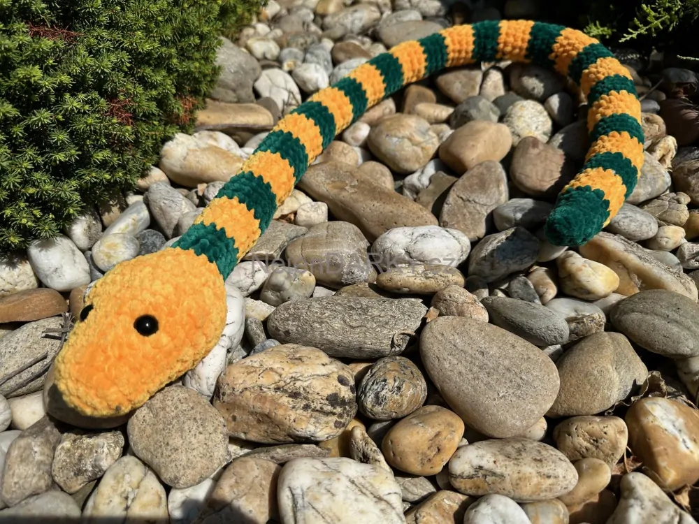 Háčkovaný had žlutá hlava