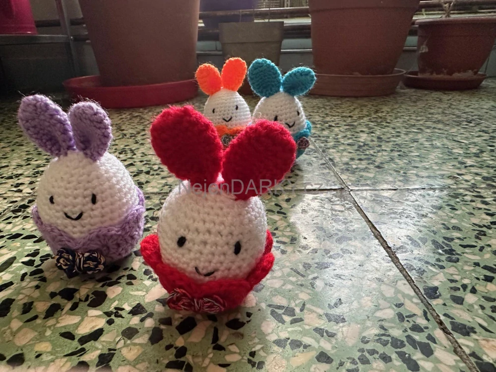 Háčkované vajíčko s ouškama - červené