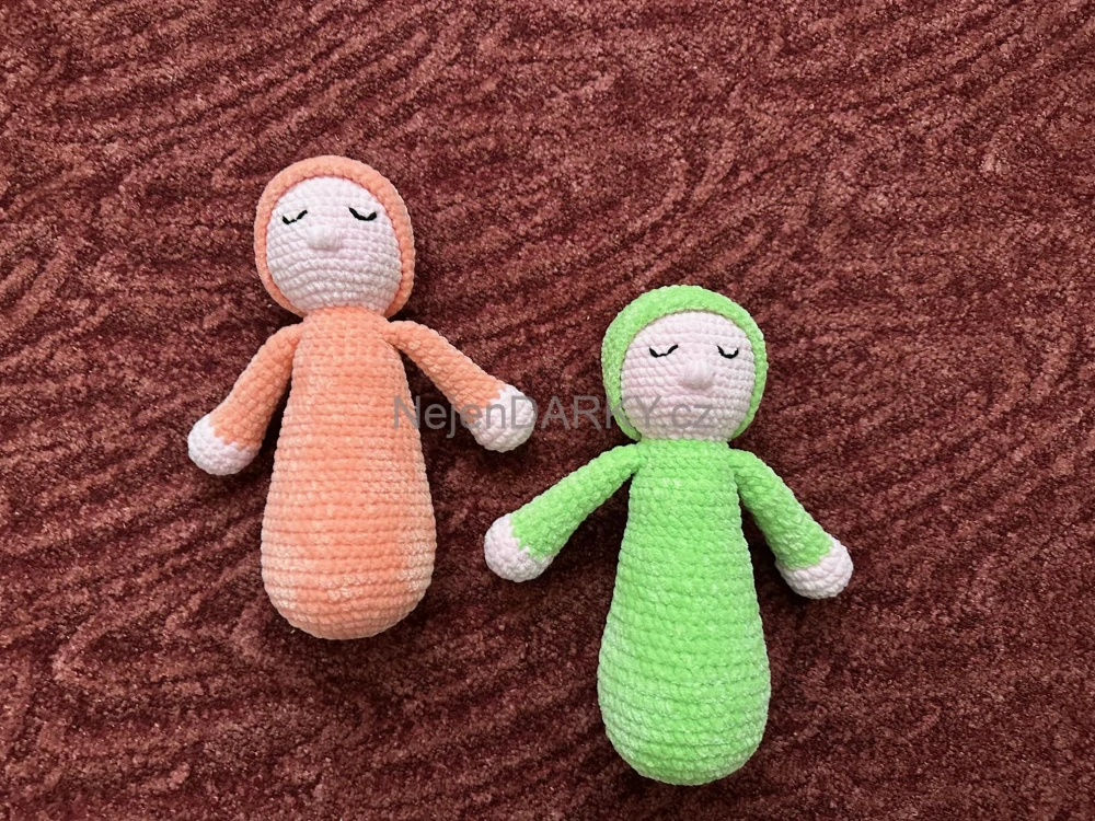 Plyšový panáček na hraní a lepší usínání