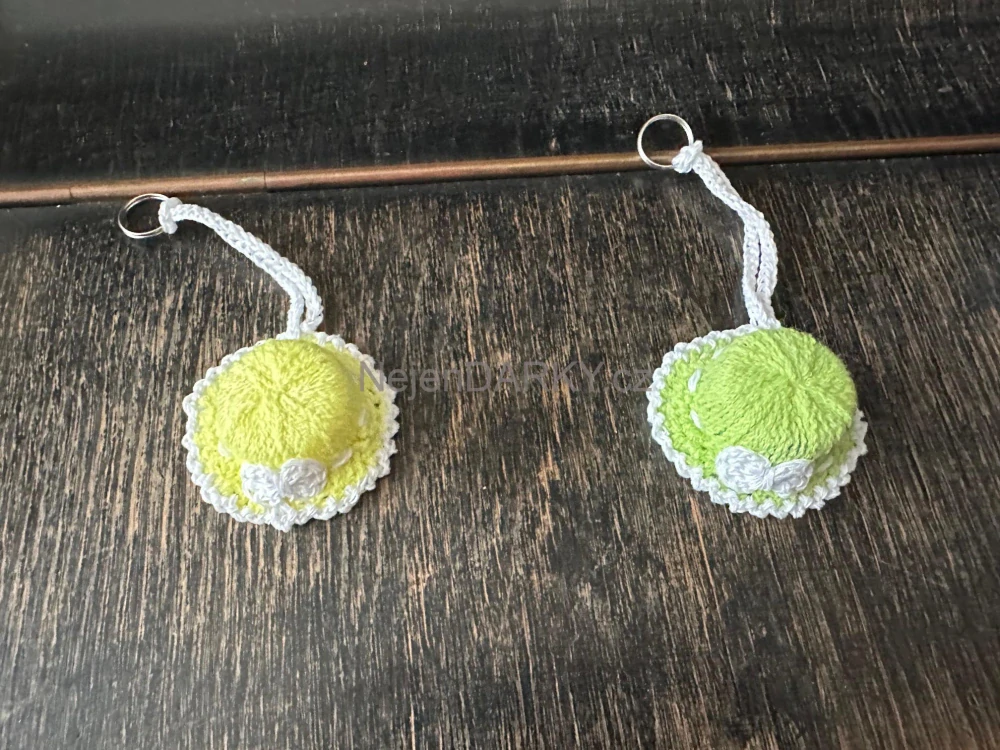 Přívěsek ke klíčům nebo na batoh - elegantní klobouček