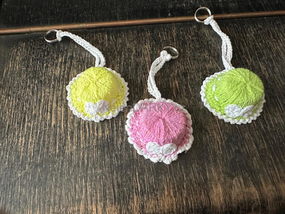 Přívěsek ke klíčům nebo na batoh - elegantní klobouček