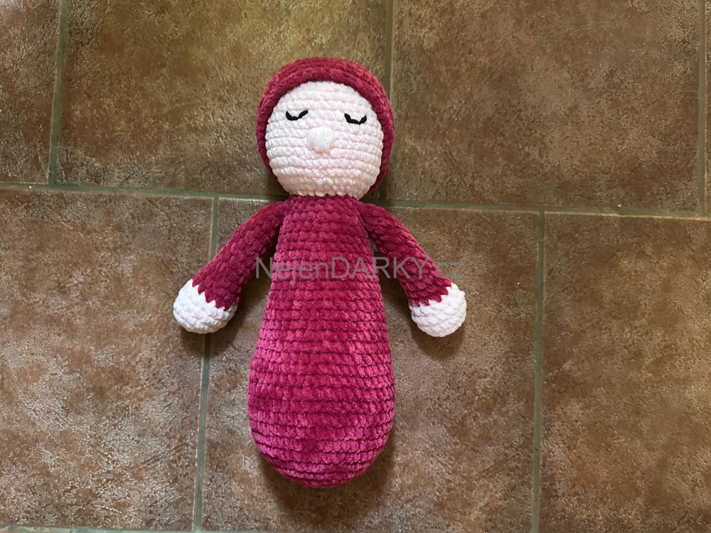 Plyšový panáček na hraní a lepší usínání