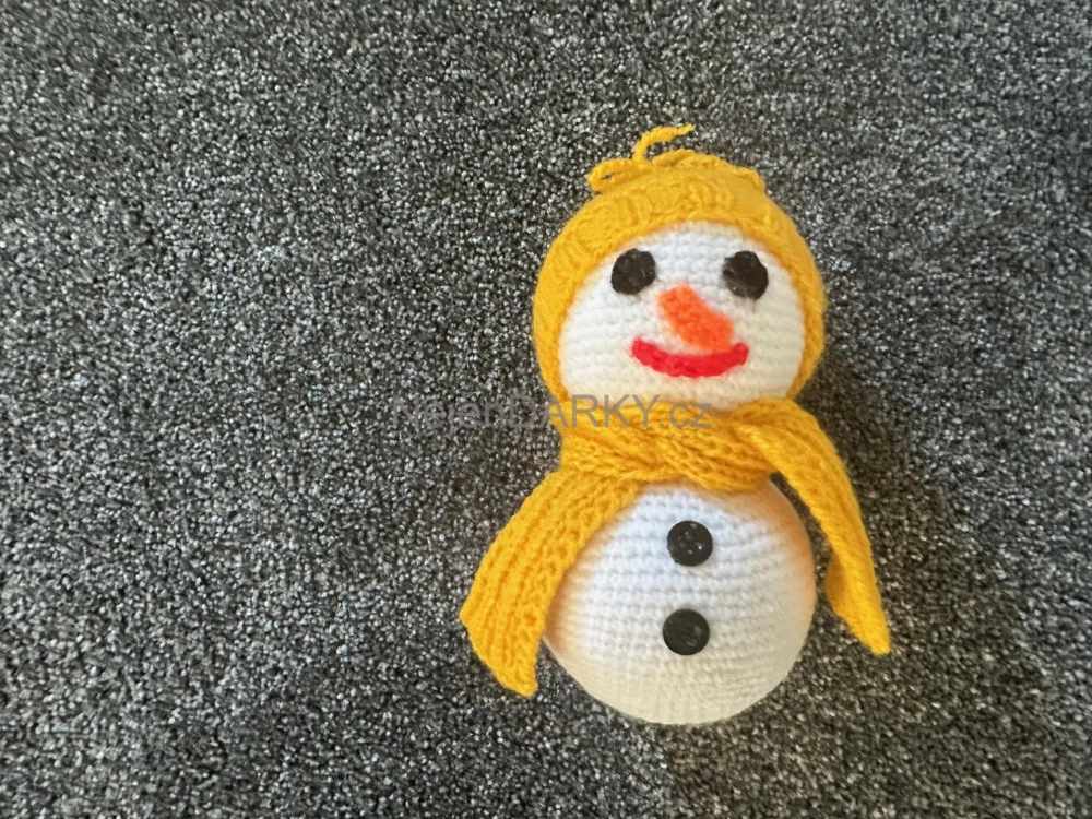 Ručně háčkovaný sněhulák 