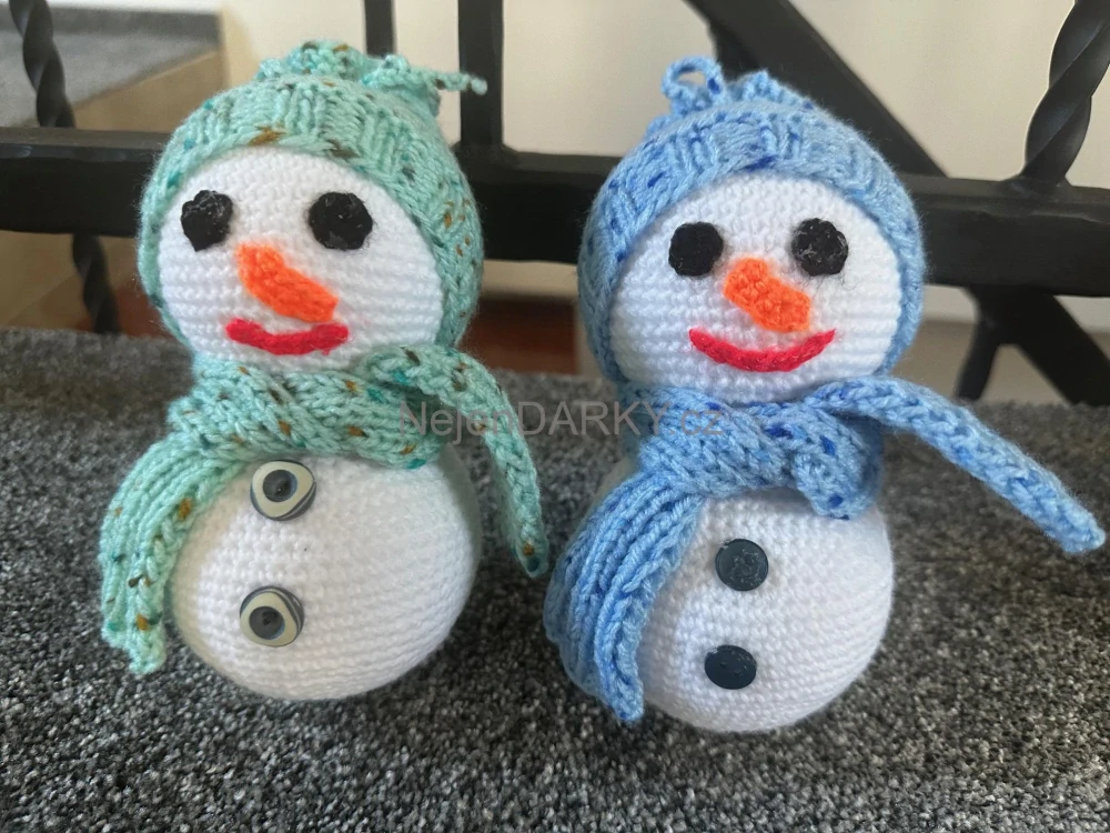 Ručně háčkovaný sněhulák 
