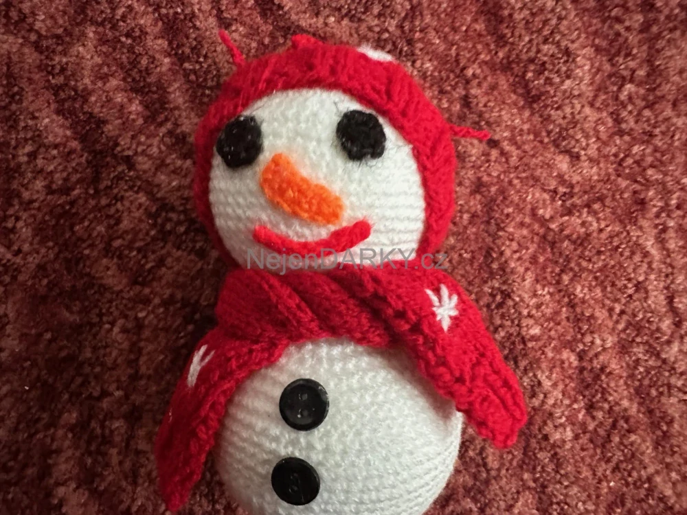 Ručně háčkovaný sněhulák 