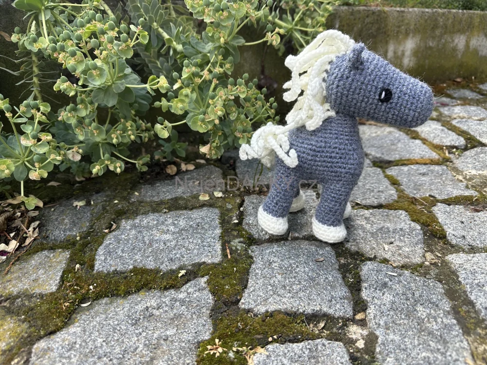 Kůň hračka pro děti světlá hříva