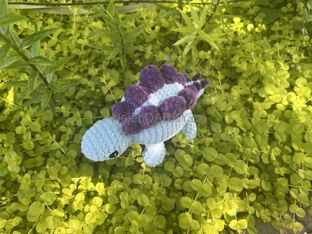 Dinosauři jako hračky! Fialový Stegosaurus