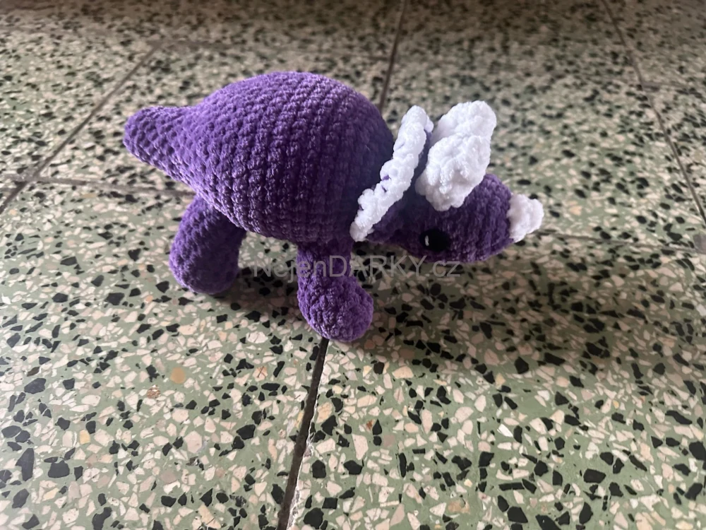 Dinosauři jako hračky! Fialový Triceratops