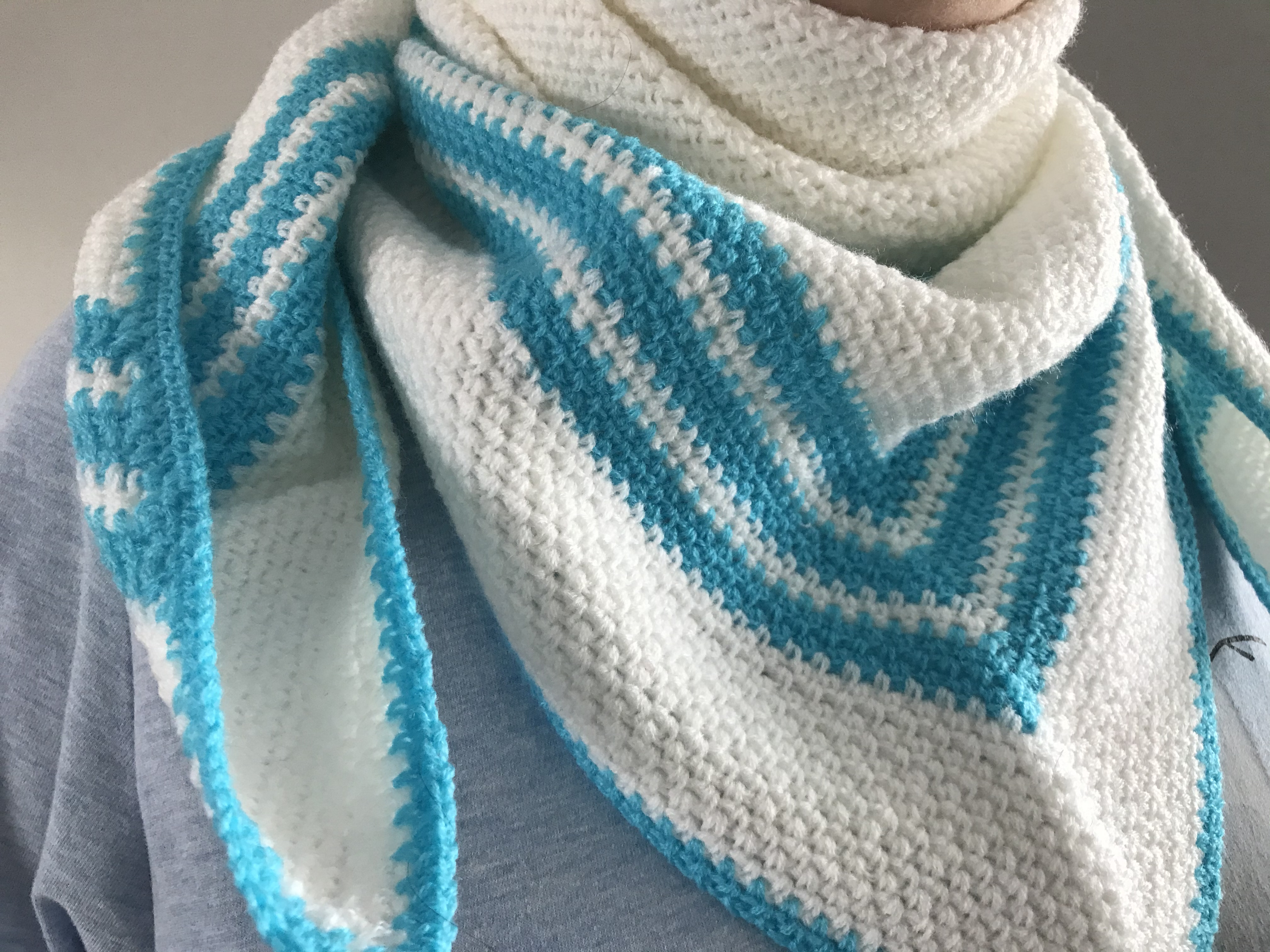 Háčkovaný šátek - bílomodrý