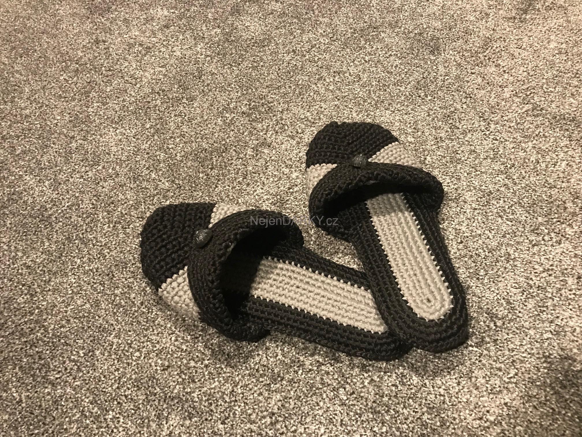 Háčkované nazouvací pantofle