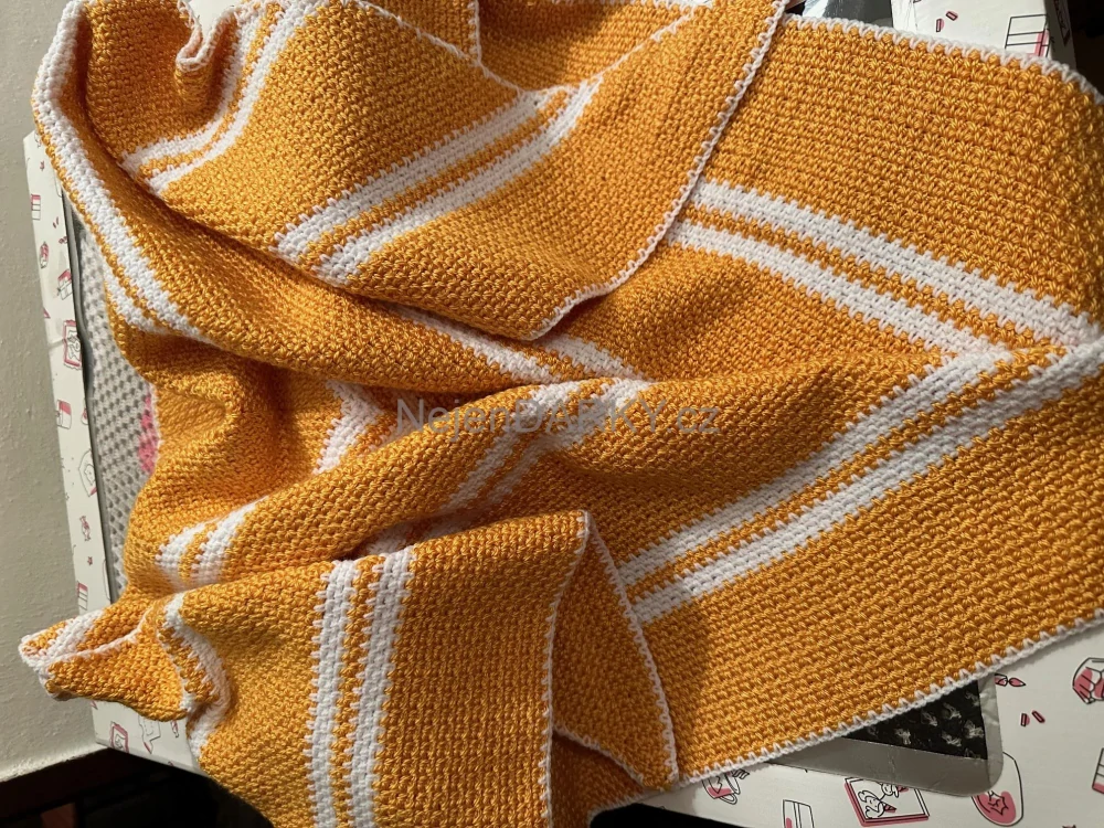 Háčkovaný šátek - oranžový