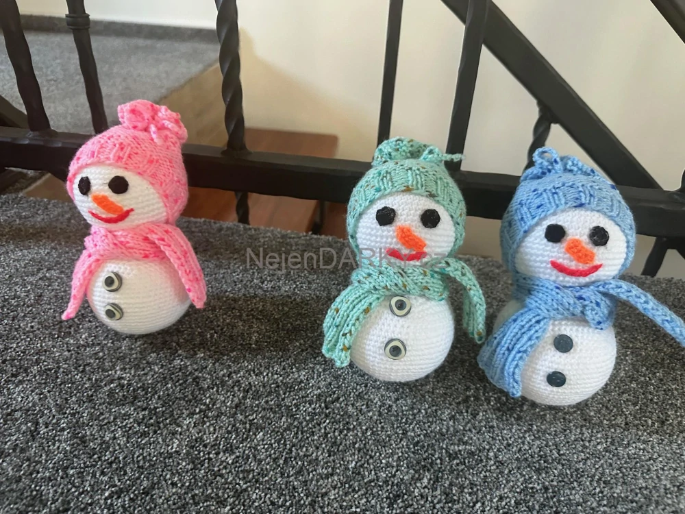 Ručně háčkovaný sněhulák 