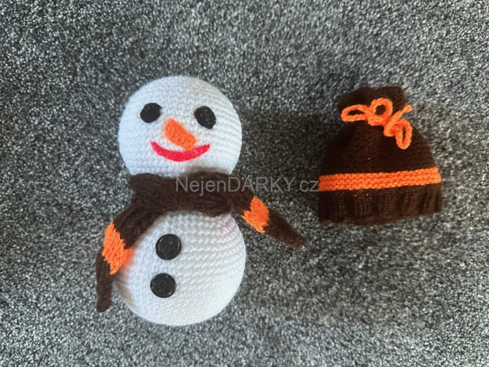 Ručně háčkovaný sněhulák 