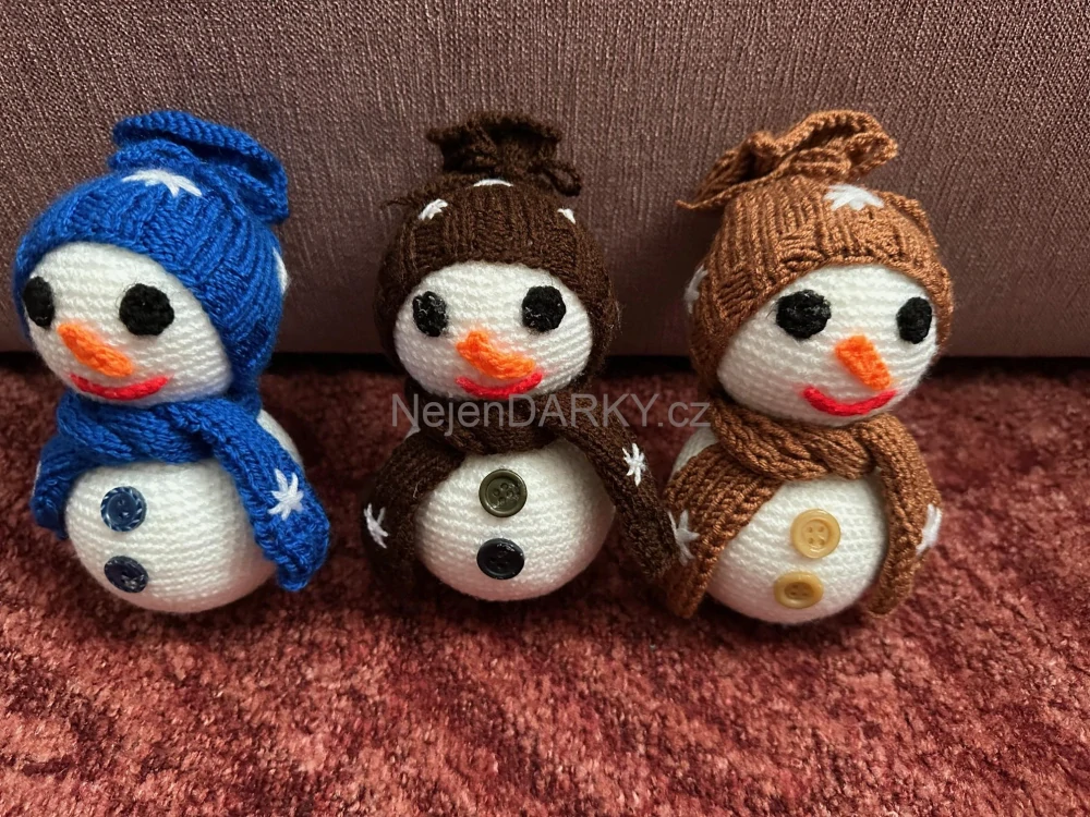 Ručně háčkovaný sněhulák 