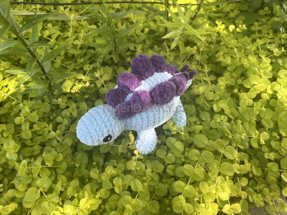 Dinosauři jako hračky! Fialový Stegosaurus