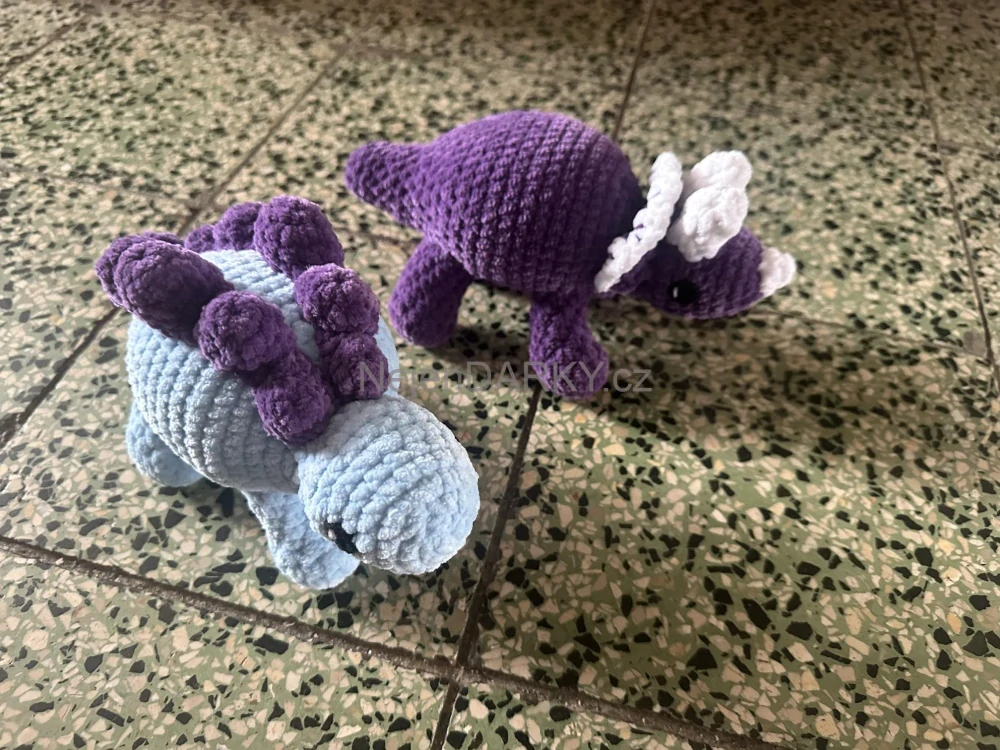 Dinosauři jako hračky! Fialový Triceratops