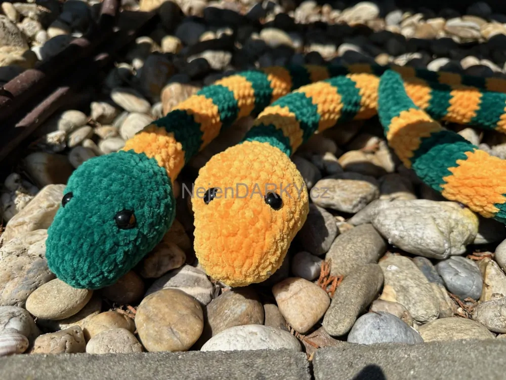 Háčkovaný had zelená hlava