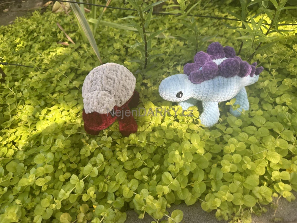 Dinosauři jako hračky! Fialový Stegosaurus