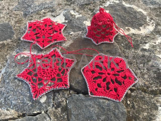 Háčkované ozdoby na stromek - set červený