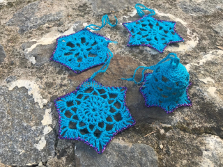 Háčkované ozdoby na stromek - set světele modrý