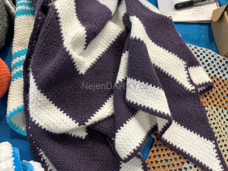 Háčkovaný šátek - fialovobílý