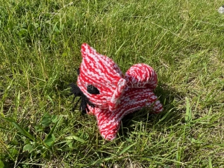 Pletená kočička - červená strakatá