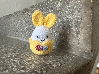 Háčkované vajíčko s ouškama - žluté