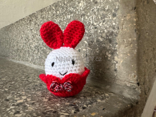Háčkované vajíčko s ouškama - červené
