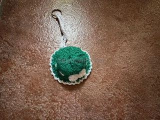 Přívěsek ke klíčům nebo na batoh - elegantní klobouček